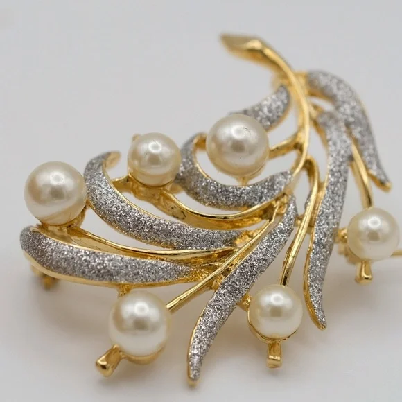 Vintage unmarked Faux Pearl and goldtone Rhinestone Pin Brooch BEAUTIFUL - Picture 1 of 14